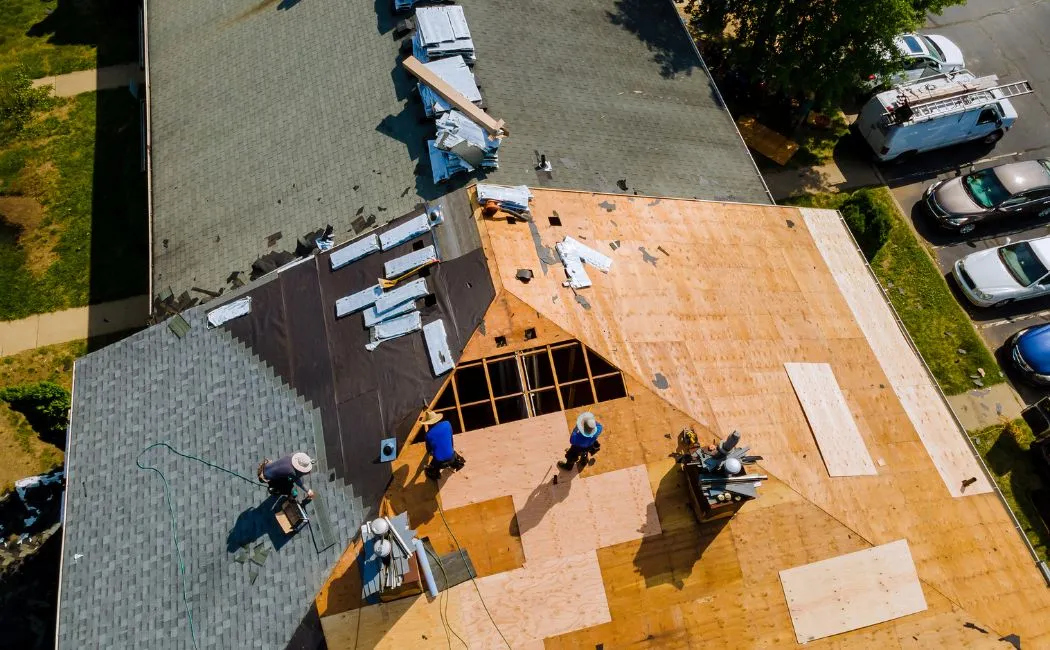 Jak wybrać usługi dekarskie gwarantujące długotrwałość i estetykę pokryć dachowych