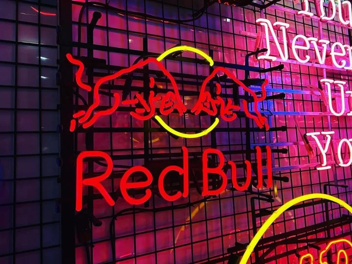 Neony w restauracjach i barach – jak przyciągnąć klientów z ulicy