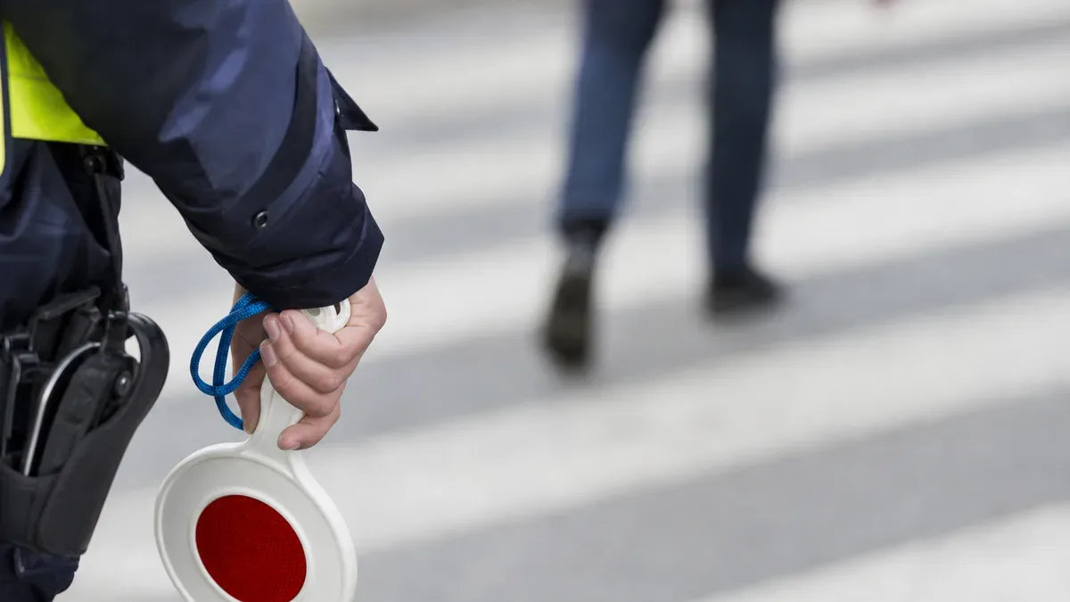Policjanci pilnują szkół w Ostrowcu. Specjalne patrole na drogach