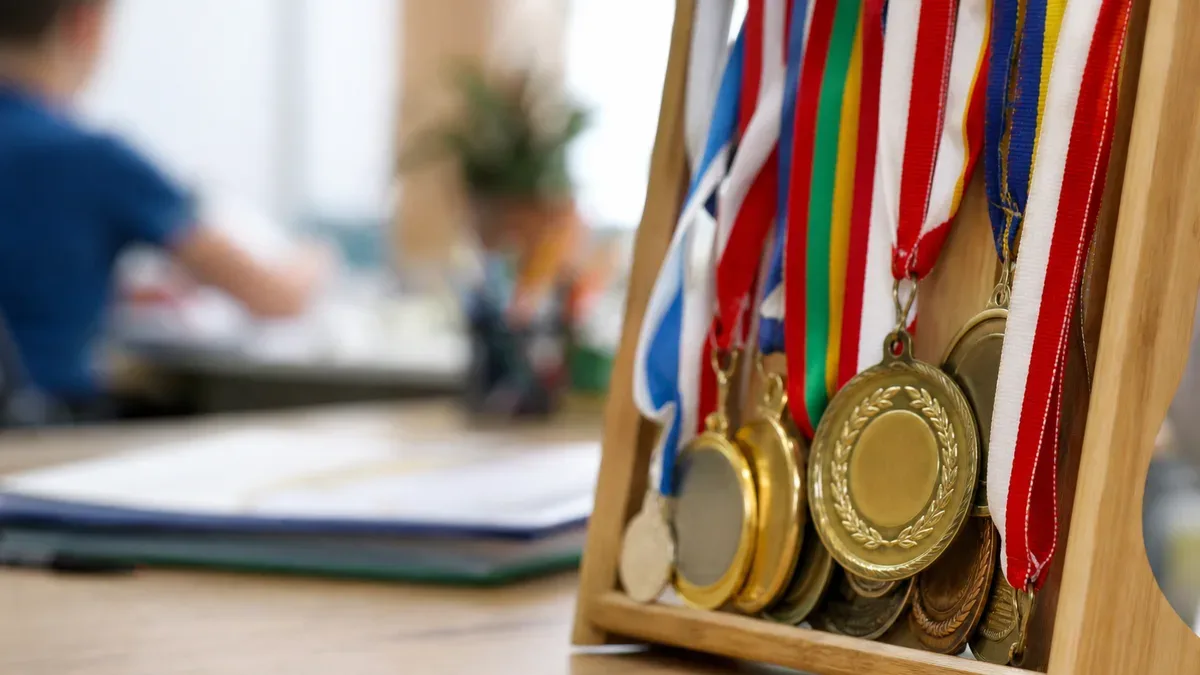 Nauczyciele z Ostrowca z medalami i nagrodami. Wyróżniono kilkadziesiąt osób