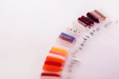 Manicure hybrydowy inspirowany stylem glamour – elegancja na paznokciach