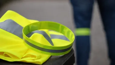 Policja z Ostrowca Świętokrzyskiego ostrzega pieszych: odblask widać z 150 metrów