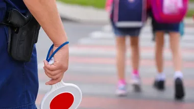 Hulajnogi i przejścia dla pieszych. Policjant spotkał się z uczniami w Kunowie