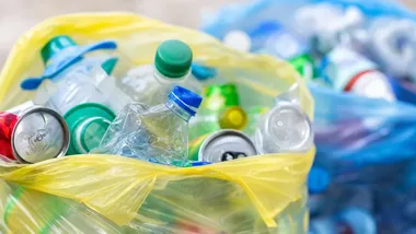 Pięć stalowych liter przed PSZOK-iem. Uczniowie wypełnili je odpadami