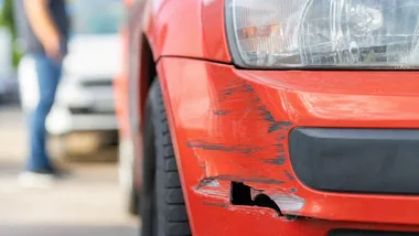 Kierowca uszkodził Fiata na parkingu w Ostrowcu i odjechał