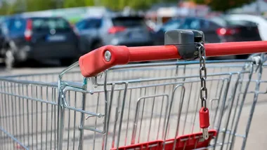 Trzy kradzieże w ostrowieckich marketach. 41-latek usłyszał zarzut
