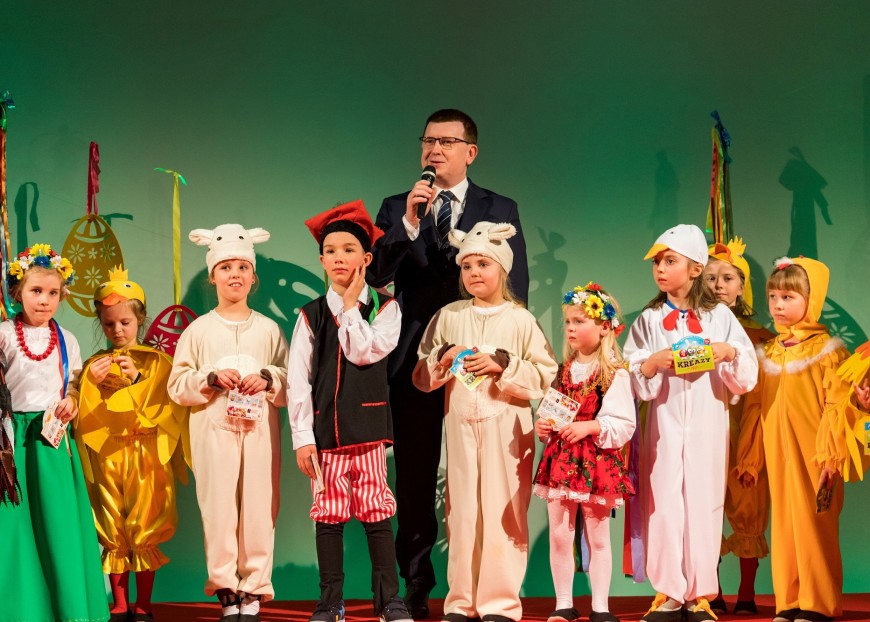 Zdjęcie przedstawia Prezydenta Miasta Ostrowca Świętokrzyskiego Jarosława Górczyńskiego wraz z dziećmi podczas Wielkanocnego Ryneczka 2022