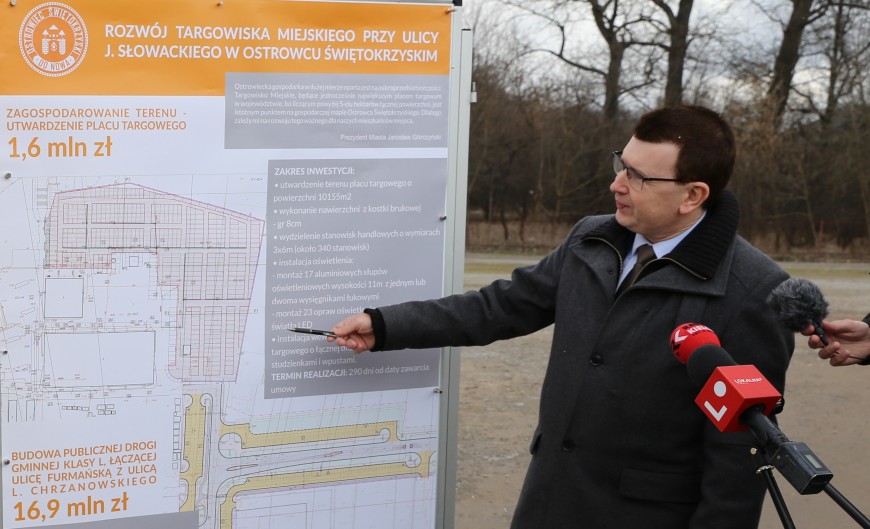 Prezydent miasta Jarosław Górczyński prezentujący inwestycje dotyczące dalszego rozwoju targowiska przy ul. J. Słowackiego