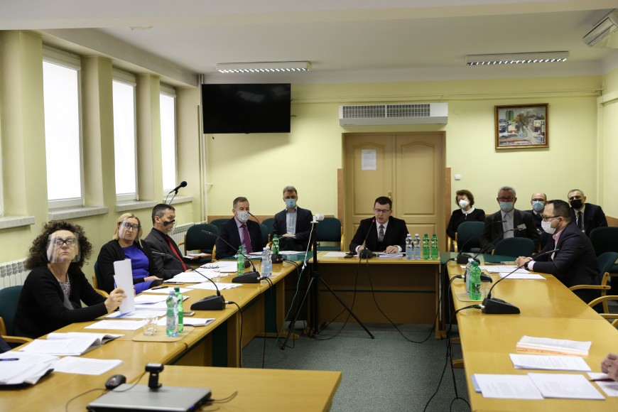 Obrady radnych Rady Miasta Ostrowca Świętokrzyskiego w dniu 30 grudnia 2020 roku