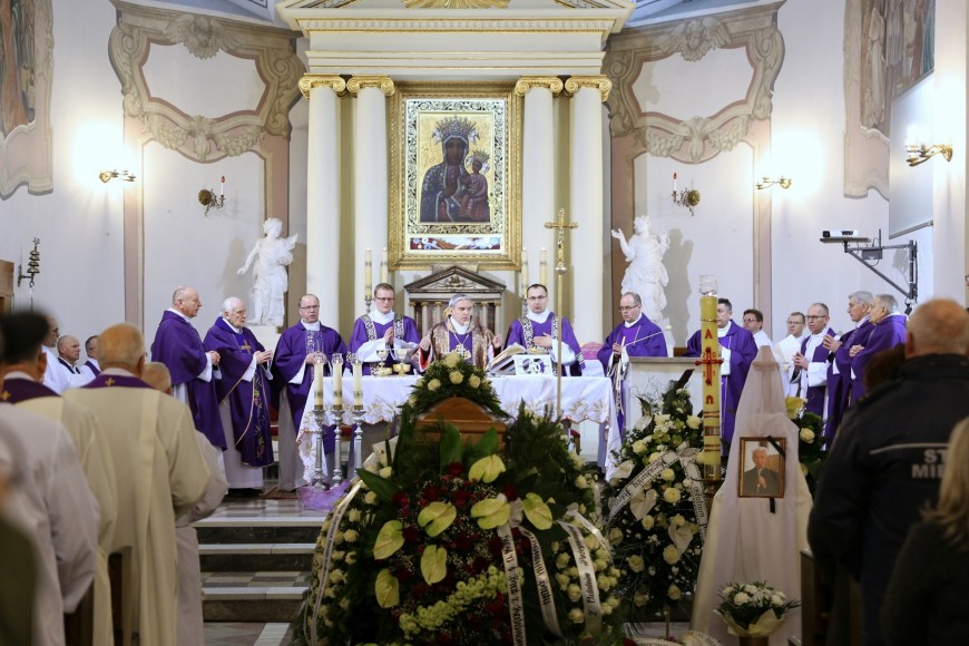 Zdjęcie przedstawia uroczystości żałobne księdza prałata Tadeusza Lutkowskiego.