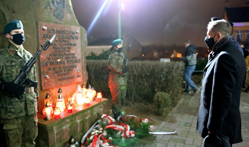 Wiceprezydent Piotr Dasios składa kwiaty pod Pomnikiem Armii Krajowej