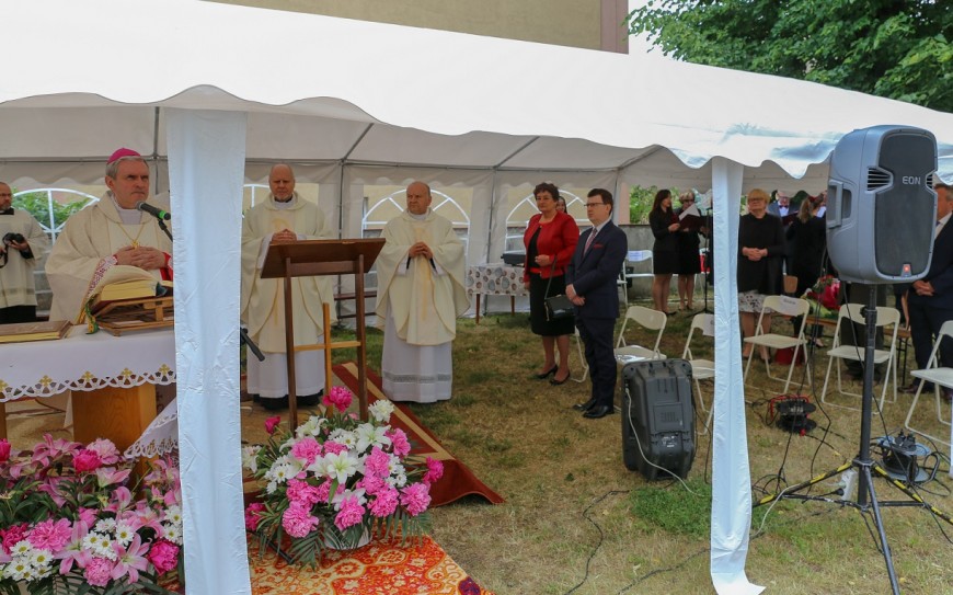 Trzej ksieża sprawujący mszę świętą, z prawej storny Starosta Marzena Dębniak oraz prezydent Jarosław Górczyński . W tle chór. 