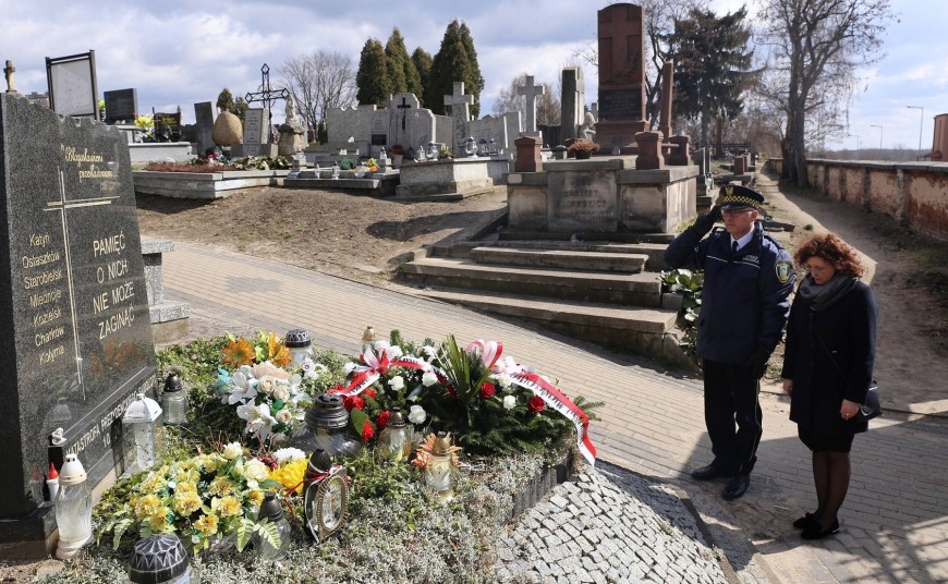 Zdjęcie przedstawia Wiceprzewodniczącą Rady Miasta Martę Woźnicką - Kuzdak przy pomniku katyńsko-smoleńskim na cmentarzu parafialnym przy ul. Denkowskiej