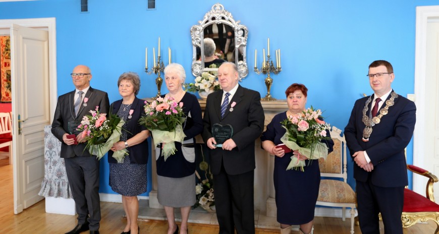 Zdjęcie przedstawia Prezydenta Miasta Ostrowca Świętokrzyskiego Jarosława Górczyńskiego wraz z parami świętującymi złote gody.