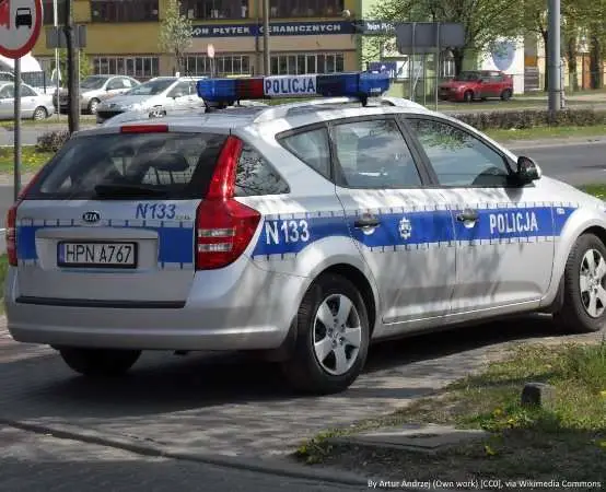 Dwie osoby poszukiwane zatrzymane w Ostrowcu Świętokrzyskim - samodzielne zgłoszenie i nakaz sądowy