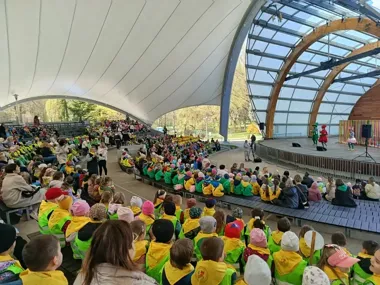 Dzieci zamieniły pusty plac w miejską łąkę. Ostrowiec czeka na letni kolor