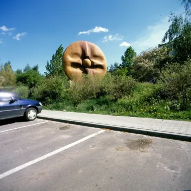 Słoneczny dysk w Ostrowcu - rzeźba, która wciąż łapie spojrzenia