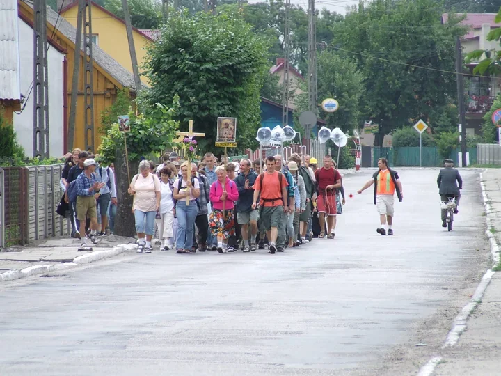 Z Ostrowca na Jasną Górę. 43. pielgrzymka ruszyła szlakiem historii