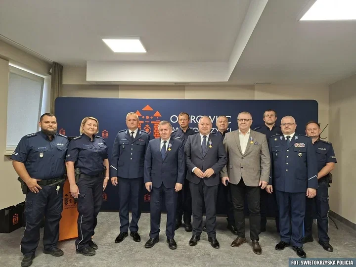 Dzielnicowi z Ostrowca z podziękowaniami. Samorządowcy otrzymali medale