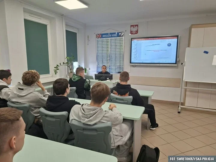 Policjanci w Ostrowcu Świętokrzyskim pokazali uczniom zasadę 4U