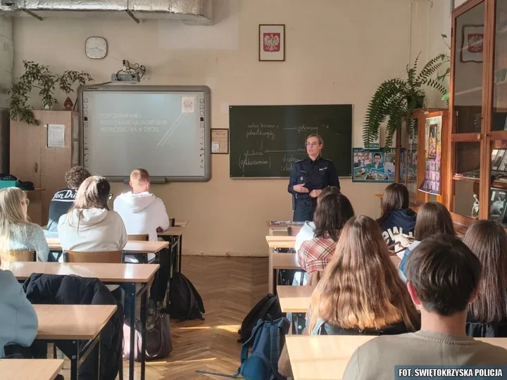 Handel ludźmi i wtargnięcie do szkoły - policjantki uczyły zasad 4U