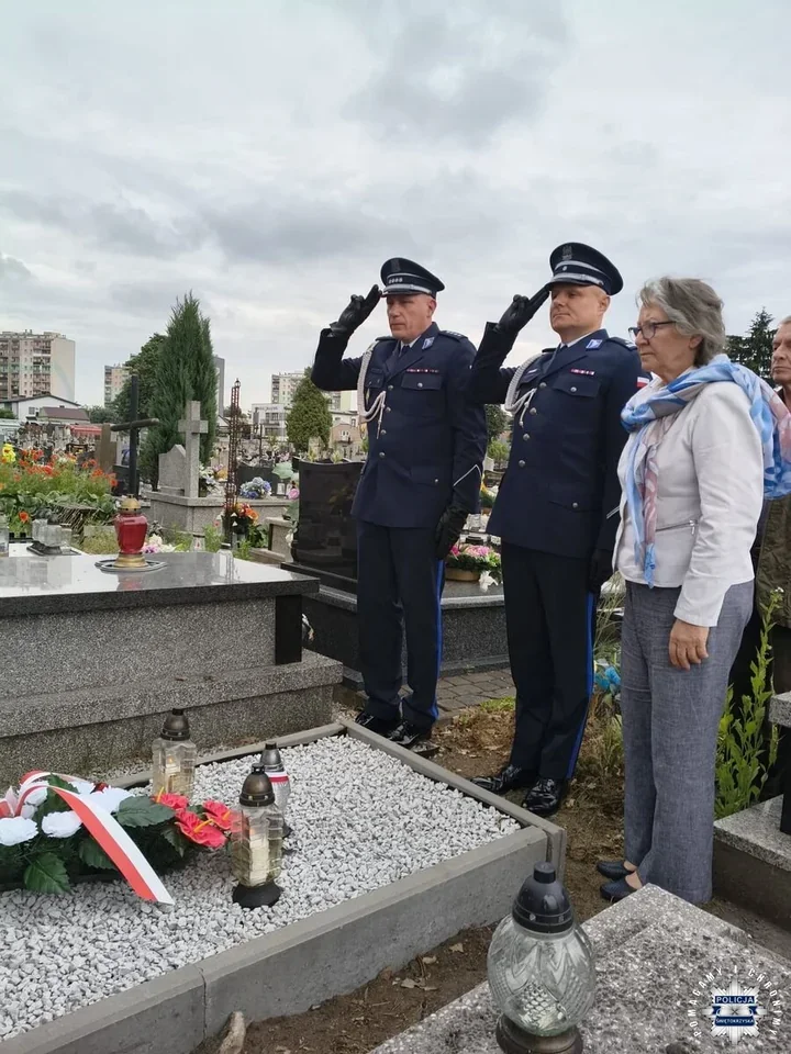 W Ostrowcu Świętokrzyskim po 100 latach wrócono do grobu policjanta