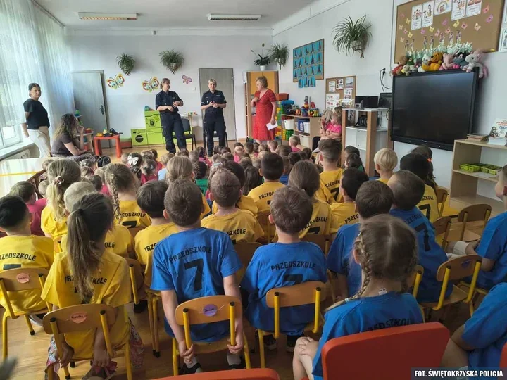 Policjanci z Ostrowca weszli do przedszkola i szkoły z wakacyjną lekcją