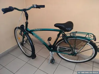 Przeciął linkę i zabrał rower - 42-latek z Ostrowca usłyszał zarzut