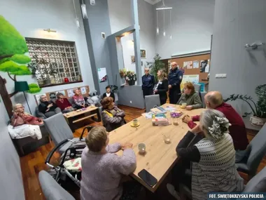 Seniorzy w Ostrowcu Świętokrzyskim sprawdzali, jak rozpoznać oszustwo