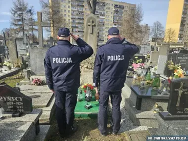 Delegacja Policji z Ostrowca zapaliła znicze na grobie poległego funkcjonariusza