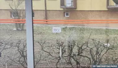 Trzej ostrowczanie wybili szybę w wiacie. Policja szybko ich namierzyła