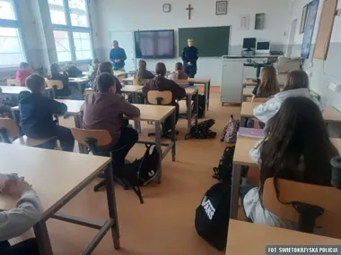 Pułapki sieci w PSP nr 14 - policjantki ostrzegły uczniów