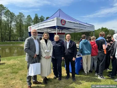 Na Gutwinie policjanci ostrzegli młodzież przed narkotykami i demoralizacją