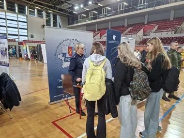 Policjantki przyciągnęły uwagę na targach pracy w Ostrowcu Świętokrzyskim