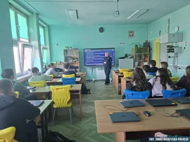 Policyjne spotkanie w liceum - mundurowe przekonały maturzystów do służby