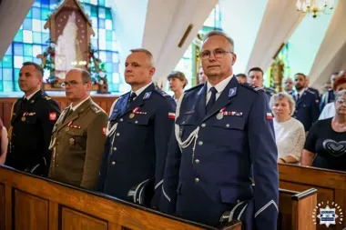 50 policjantów z awansem. W Janowicach odsłonięto ważną tablicę