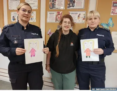 Ostrowiec - policjantki uderzyły w przemoc rówieśniczą w szkolnej sali