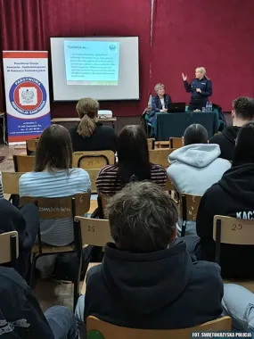 Jedna lekcja i dwa zagrożenia - policja ostrzegła uczniów w Ostrowcu