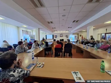 Seniorzy w Ostrowcu usłyszeli, jak oszuści polują na ich pieniądze