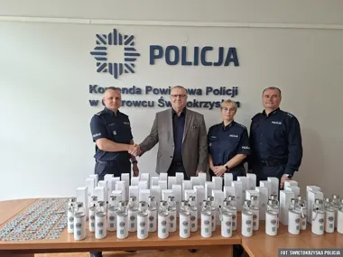 Breloczki odblaskowe dla mieszkańców. Policja i Kunów łączą siły
