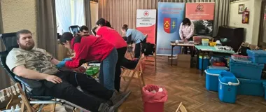 Młodzi dawcy w akcji Krew zamiast kwiatka – ponad 14 litrów krwi trafi do potrzebujących