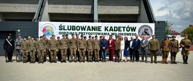 Mundurowy start dwudziestu kadetów w ostrowieckim ZSO Mistrzostwa Sportowego