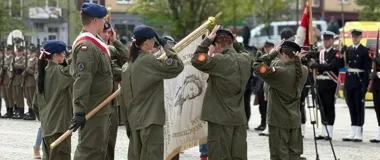 Mundur zamiast dekoracji – ślubowanie w Ostrowcu miało mocny, dorosły ton