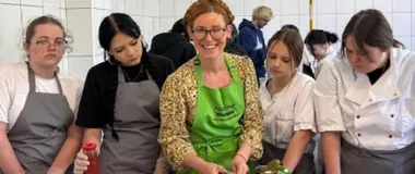 Jadalne chwasty i roślinne burgery. Tak uczniowie z Ostrowca uczyli się gotować bez marnowania