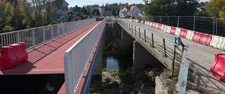 Ulica Warszawska w Kunowie na finiszu. Nieoczekiwane kable opóźnią most